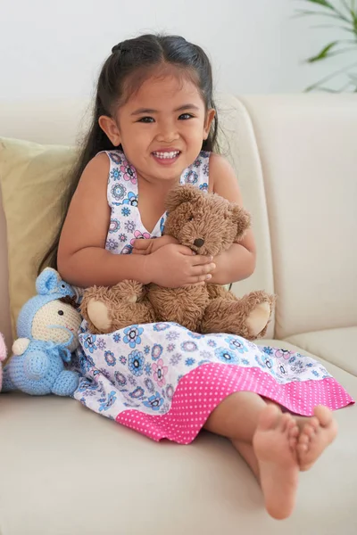 Glücklich Entzückendes Kleines Mädchen Umarmt Ihren Teddybär — Stockfoto