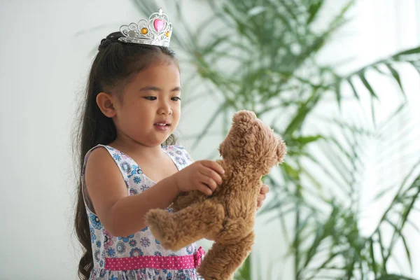 Menina Asiática Coroa Plástico Jogando Com Ursinho Pelúcia — Fotografia de Stock