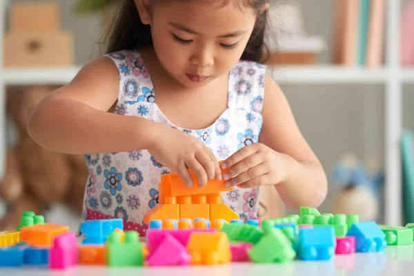 Little Asian Girl Concentrated Building Tower Plastic Bricks — Stock Photo, Image