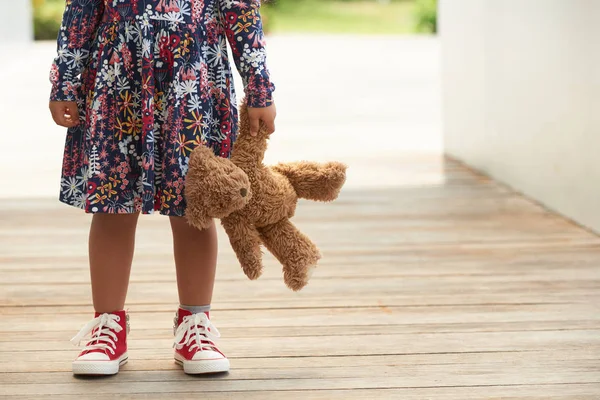 Abgeschnittenes Bild Eines Mädchens Das Mit Teddybär Freien Steht — Stockfoto