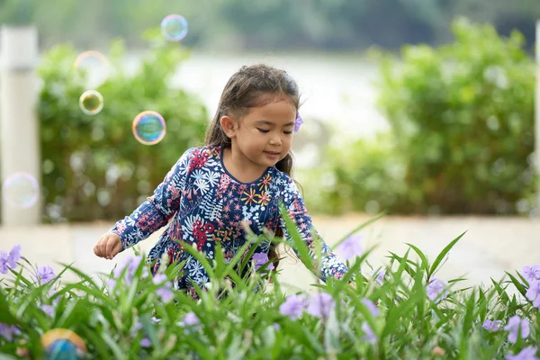 Liten Asiatisk Flicka Plockar Blommor Sommar Park — Stockfoto