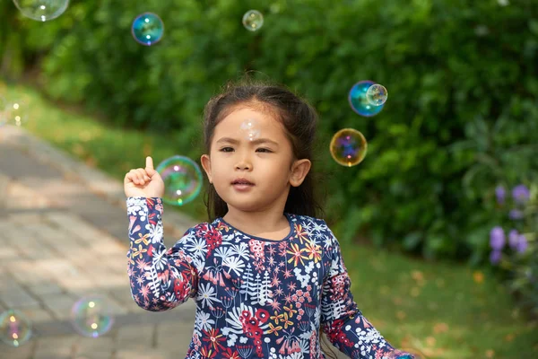 Любопытная Маленькая Девочка Смотрит Мыльные Пузыри — стоковое фото