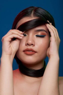 Yüz ve boyun üzerinde onun saçlı güzel esmer