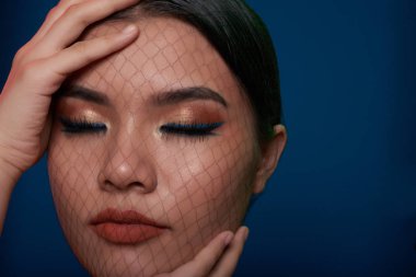 kadın yüzünü File ile dokunmadan kapalı gözlerle