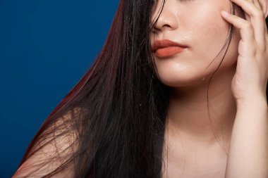 Uzun kahverengi saçlı terli güzel kadının kırpılmış görüntü