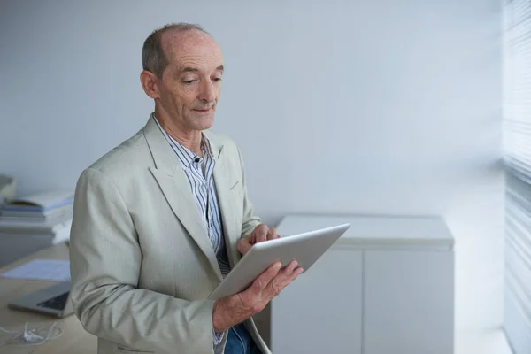 Homem Negócios Envelhecido Segurando Tablet Digital — Fotografia de Stock