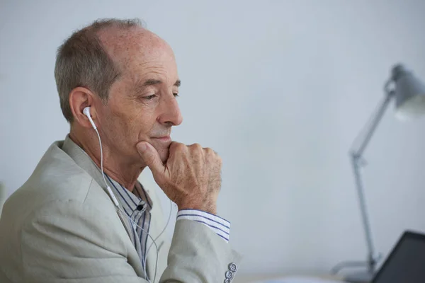 Senior Businessman Earphones Hand Chin — Stock Photo, Image