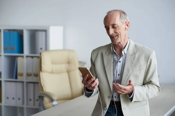 Porträt Eines Erfolgreichen Alternden Geschäftsmannes Mit Handy — Stockfoto