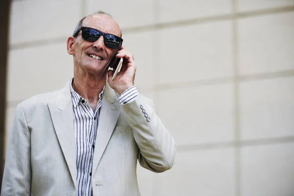 Neşeli Yaşlı Adam Telefonla Aramayı Güneş Gözlüğü — Stok fotoğraf