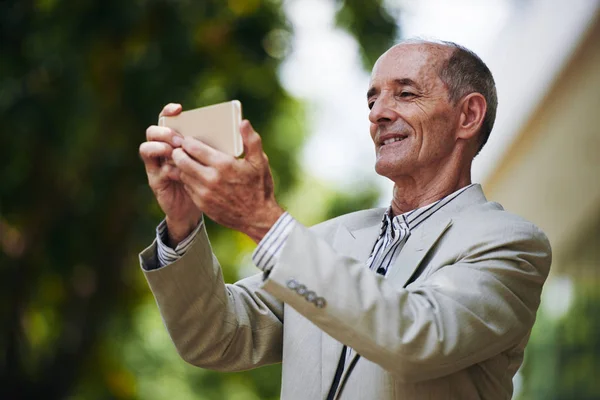 Senior Sorrindo Homem Tomando Selfie Seu Smartphone — Fotografia de Stock