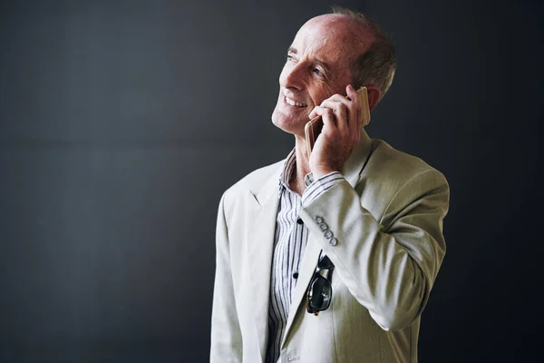 Uomo Anziano Sorridente Che Parla Telefono Isolato Sul Grigio — Foto Stock