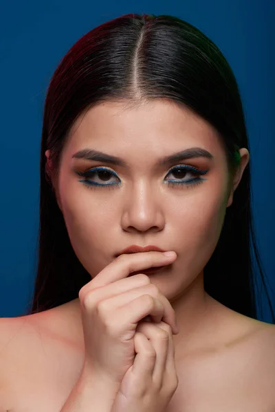 Retrato Una Joven Asiática Muy Atractiva Mirando Cámara —  Fotos de Stock