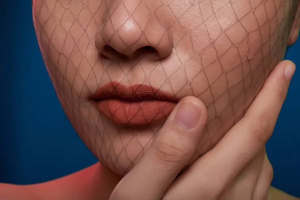 Close Beeld Van Vrouw Met Mooie Lippen Raken Haar Gezicht — Stockfoto