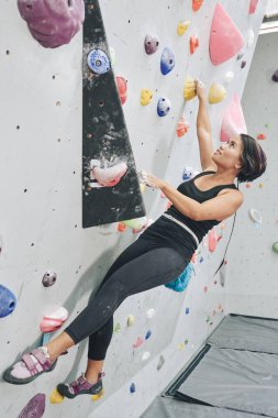 Asyalı kadın duvar tırmanma spor giyim 