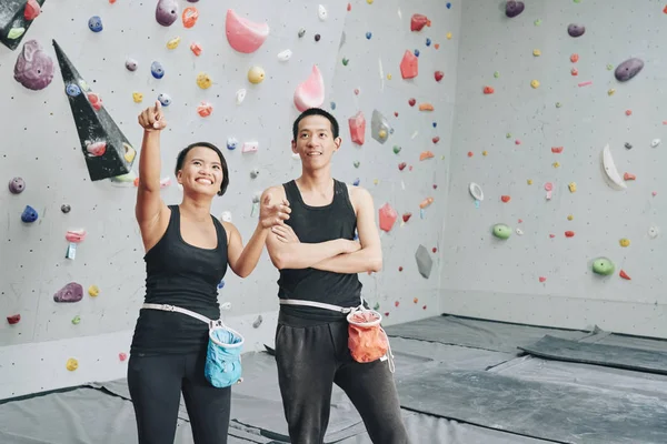 Jovem Asiático Homem Mulher Ginásio Escalada Olhando Para Cima — Fotografia de Stock