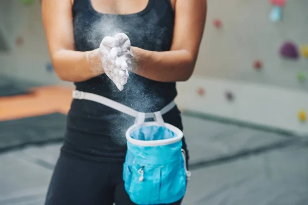 Disparo Sin Rostro Mujer Aplicando Polvo Blanco Magnesia Las Manos — Foto de Stock