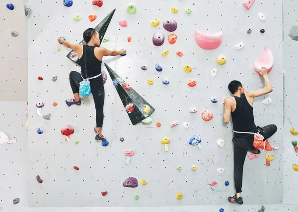 Vista Trasera Personas Deportivas Escalando Pared Gimnasio Moderno — Foto de Stock