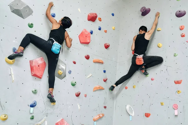 Atlético Hombre Mujer Escalando Pared Gimnasio —  Fotos de Stock