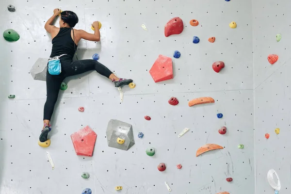 Vue Arrière Femme Suspendue Mur Escalade Dans Salle Gym — Photo