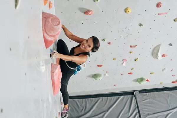 Asyalı Kadın Duvar Tırmanma Spor Giyim — Stok fotoğraf
