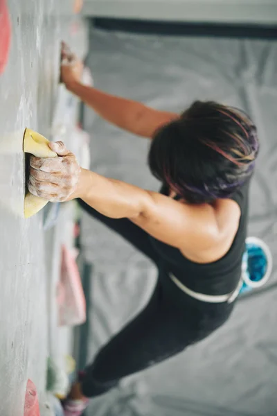 Femme Sportive Escalade Sur Mur — Photo