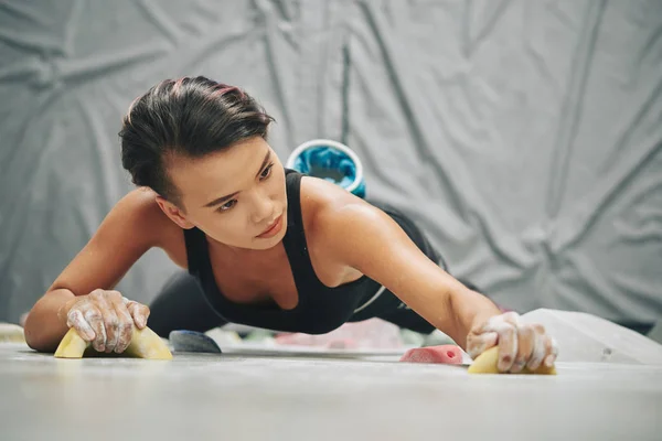 Arriba Tiro Seria Mujer Asiática Escalada Pared — Foto de Stock