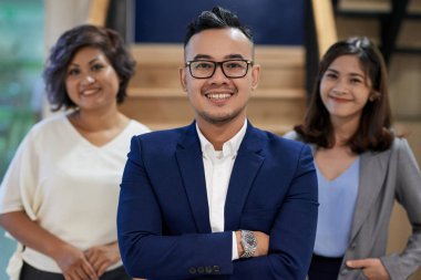 gülümseyen Asya iş arkadaşları