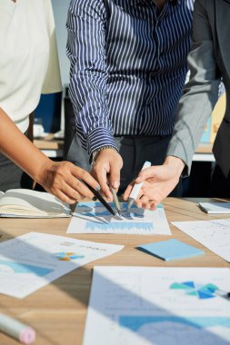 Şirket yöneticileri, kağıtlara mali istatistik analiz resim kırpılmış 