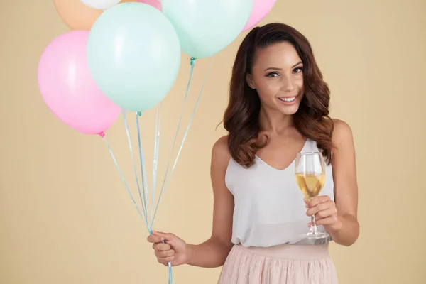 Renkli Helyum Balonları Şampanya Kadehi Tutan Dalgalı Saç Modeli Ile — Stok fotoğraf