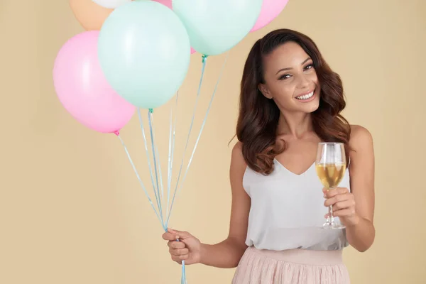 Glada Vacker Kvinna Med Vågigt Hår Håller Ballonger Och Champagne — Stockfoto