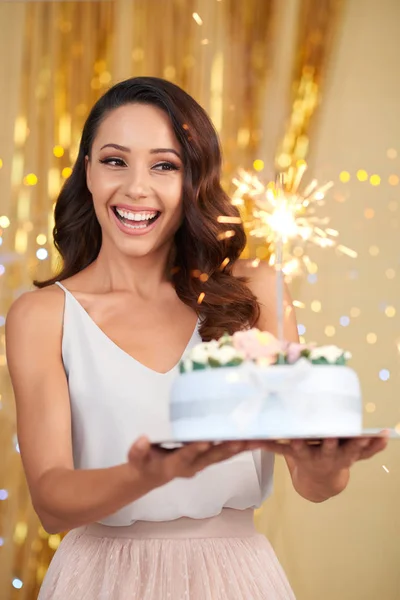 Allegro Eccitato Bella Giovane Donna Con Capelli Ondulati Tenendo Torta — Foto Stock