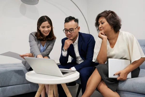 Grupo Colegas Asiáticos Alegres Discutindo Ideias Tela Laptop — Fotografia de Stock