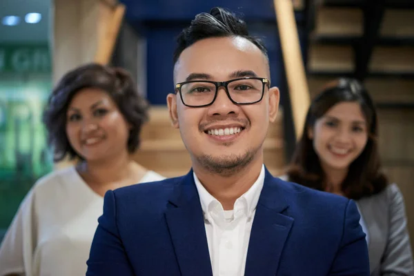 Retrato Jóvenes Colegas Negocios Alegres —  Fotos de Stock