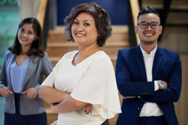 Alegre Asiático Negocios Personas Mirando Cámara — Foto de Stock