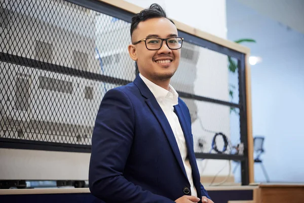 Portrét Šťastný Asijské Pohledný Mladý Podnikatel Úřadu — Stock fotografie