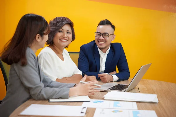 Vrolijke Vietnamese Collega Met Vergadering Gele Kantoor — Stockfoto