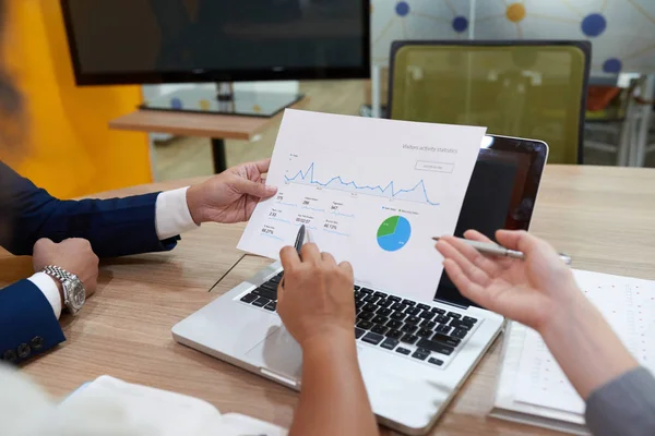 Nahaufnahme Eines Geschäftsführers Der Bei Einem Meeting Finanzdiagramm Diskutiert — Stockfoto