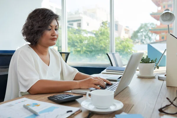 Wanita Bisnis Asia Bekerja Pada Laptop Meja Kantor — Stok Foto