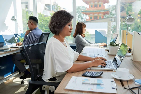 Asiatiska Kollegor Som Arbetar Kontor Med Bärbara Datorer — Stockfoto