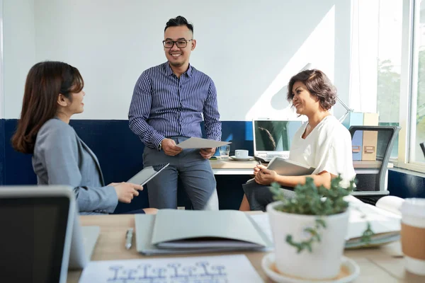 Alegre Gente Negocios Vietnamita Discutiendo Planes Ideas Reunión Diaria Oficina — Foto de Stock