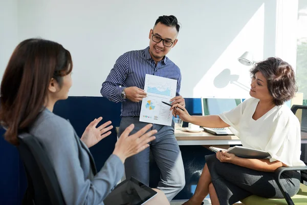 Geschäftsmann Zeigt Weiblichen Mitarbeitern Bei Treffen Finanztabelle — Stockfoto