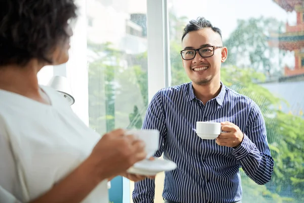 Sonriente Hombre Negocios Vietnamita Bebiendo Charlando Con Colega Cocina Oficina — Foto de Stock