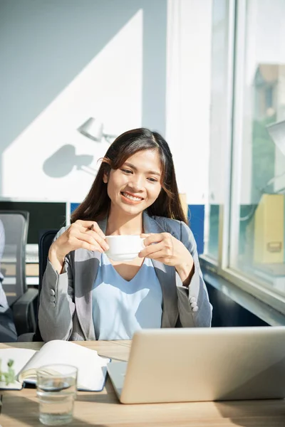 Bella Donna Affari Vietnamita Possesso Una Tazza Caffè Guardando Computer — Foto Stock