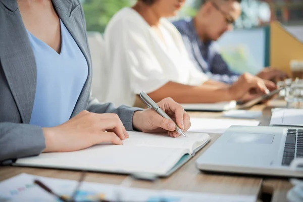 Immagine Ritagliata Uomini Affari Che Scrivono Idee Nel Blocco Note — Foto Stock