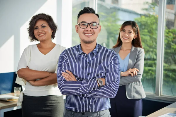 Portrait Young Successful Business Team Standing Arms Crossed — Stock Photo, Image