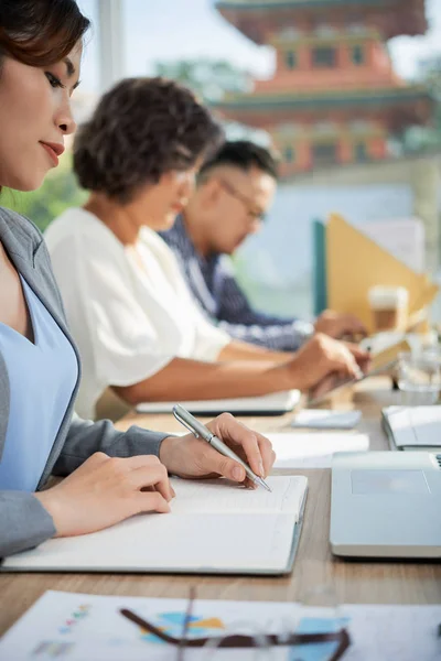 Jonge Vietnamese Zakenmensen Schrijven Plannen Aan Balie — Stockfoto