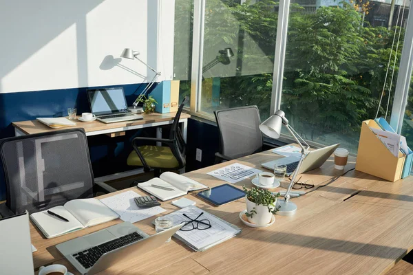 Belgeler ve bilgisayarlar, boş ofis iç tablolarla 