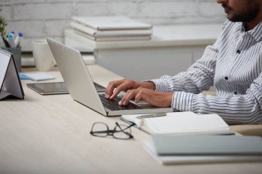 Ofiste tabloda laptop üzerinde işadamı resim kırpılmış 