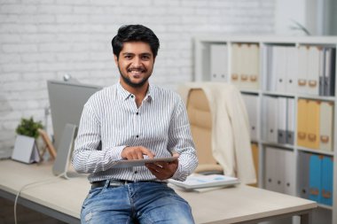 Hintli adam dijital tablet bilgisayar kullanma