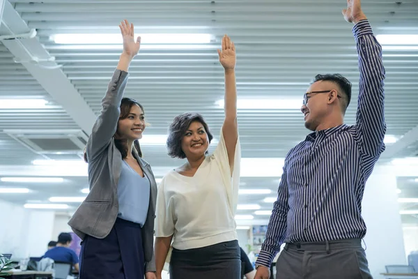 Heureux Excité Asiatique Gens Affaires Levant Les Mains Bureau — Photo